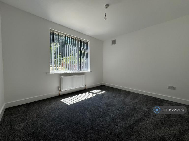 2 bedroom flat in Lower Queens Road, Ashford, TN24 (2 bed) (#2703173)