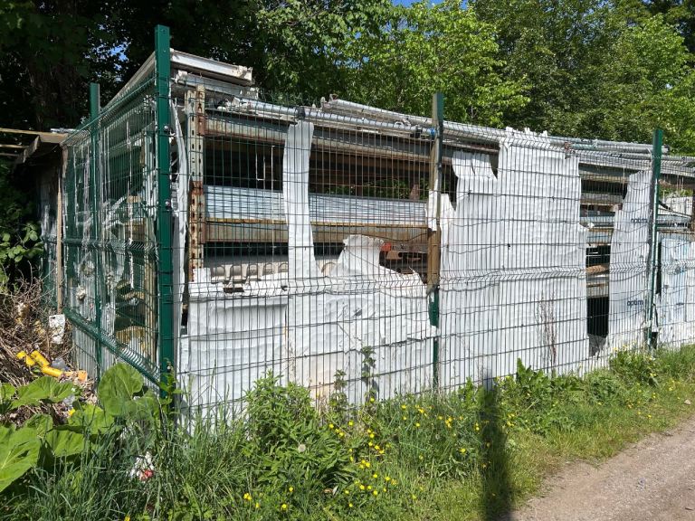 Enclosed Yard , Busby, Glasgow ,G76 8SE.  FOR RENT.