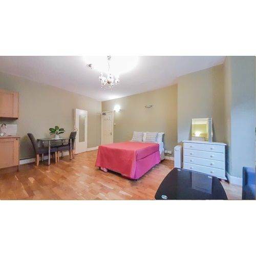 Double En-Suite Room on Holland Road, Kensington Olympia/Shepherds Bush, W18 8BB *Bills Inc*