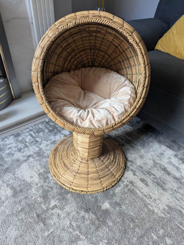 Cat bed on a Pod  with cushion. 