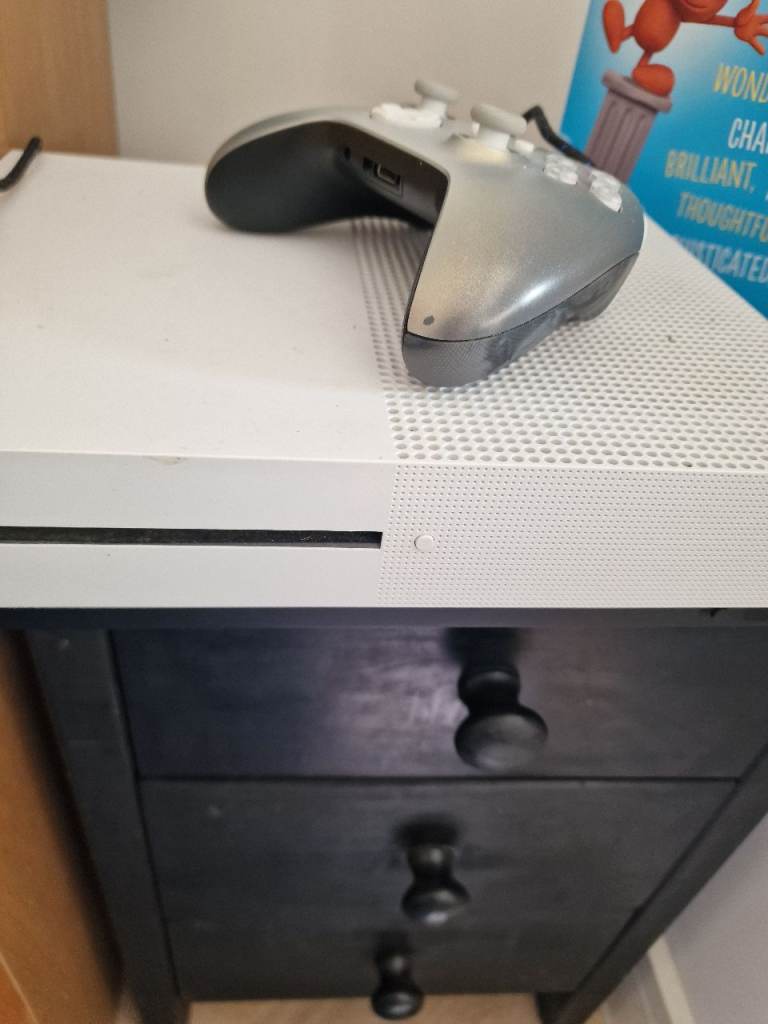 Xbox One s Console with Controller – Good Condition