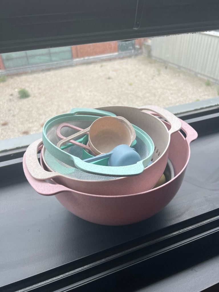 FREE!!! Kitchen bowls, colander, and measuring cups