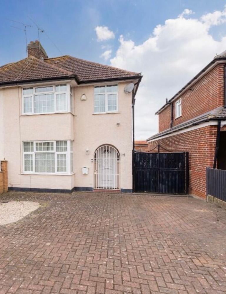 Double Bedroom Available in a Spacious Shared House 