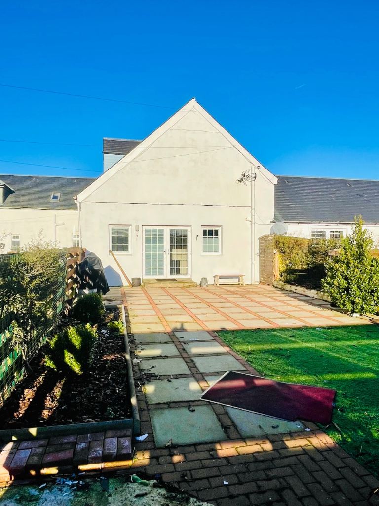 Two Bedroom Country Cottage with Fenced Garden and outside Parking