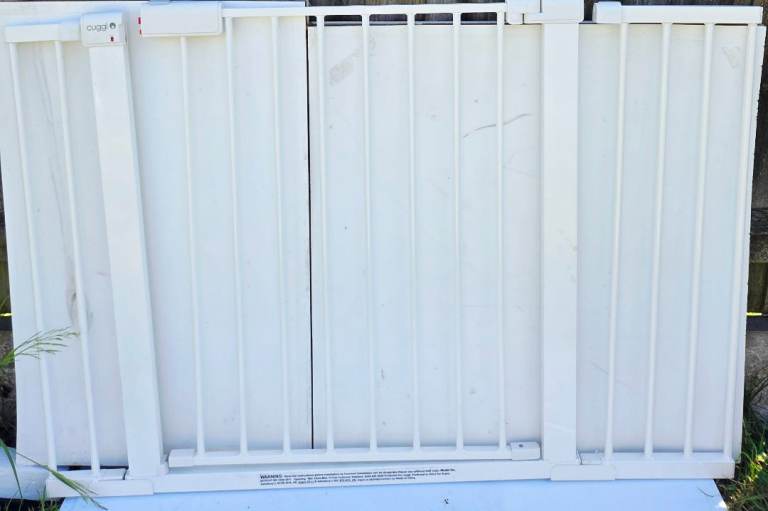 Cuggl Pressure Fit Extra Wide Safety Gate White, Double Locking