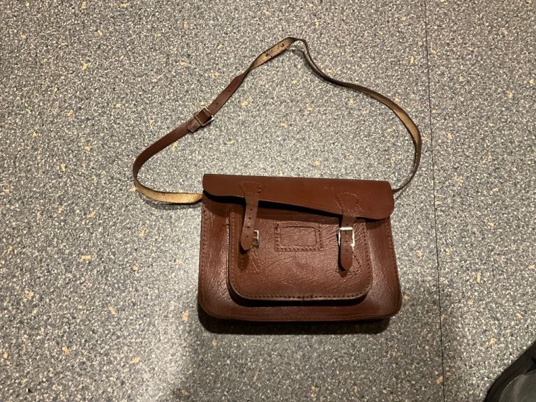 GENUINE VINTAGE UNISEX old leather school satchel. Will hold iPad and more. BARGAIN price thanks ☺️ 