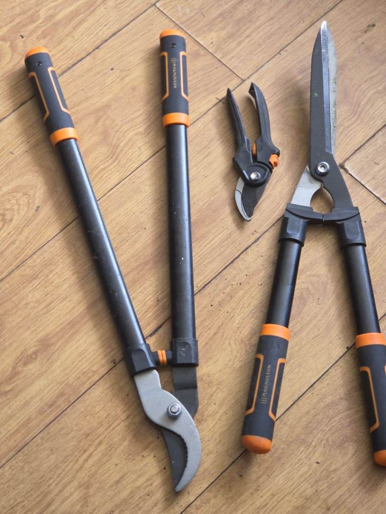 Pruning set