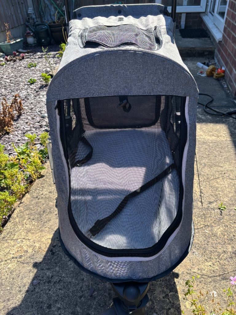 Dog pushchair 