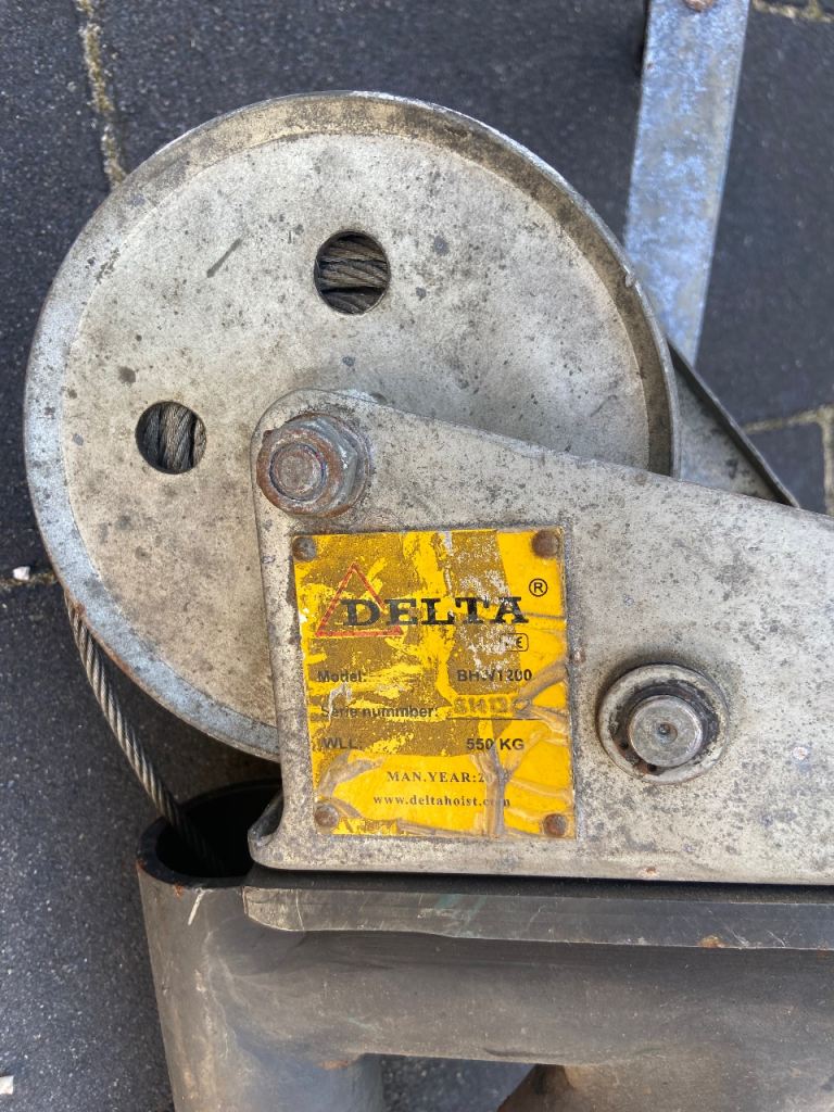 Delta wire hoist