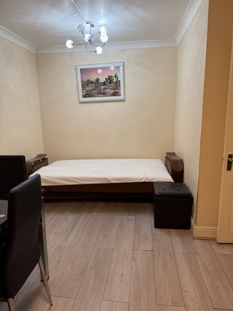Massive king size room available at E1