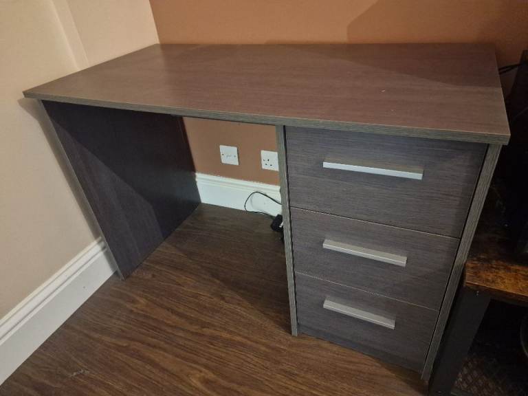 Desk & drawers 