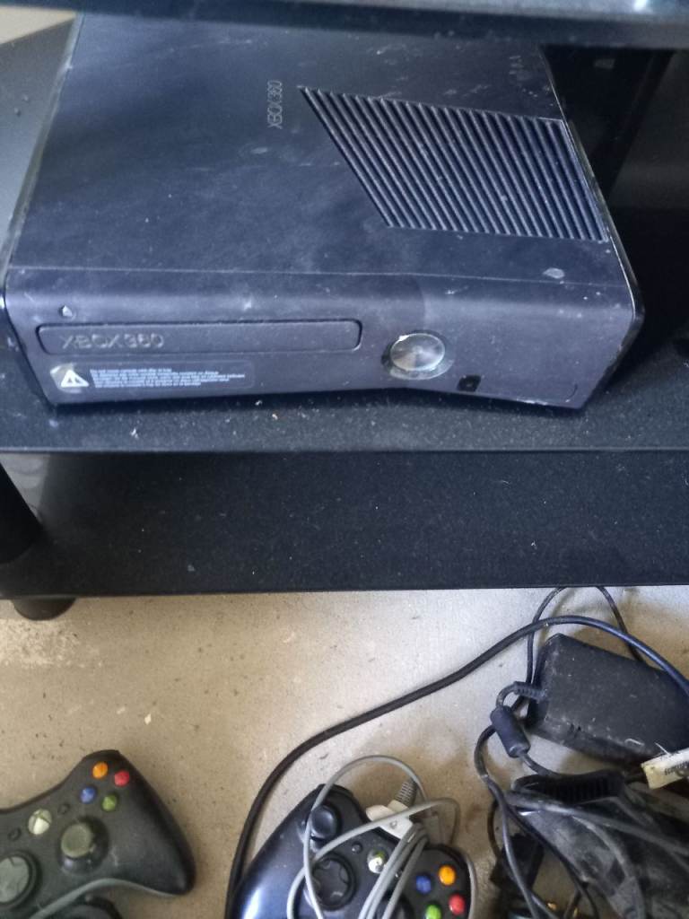 Xbox 360 S X1 with KINECT & 32 games bundle X3 CONTROL PADS !!!No returns!!!