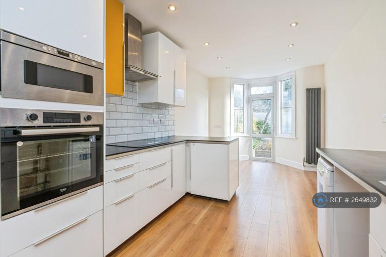 3 bedroom house in Broadwater Road, London, N17 (3 bed) (#2649832)