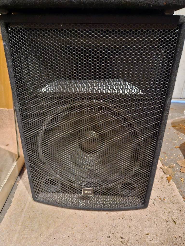 Passive PA speaker (QTX QT15) and stand