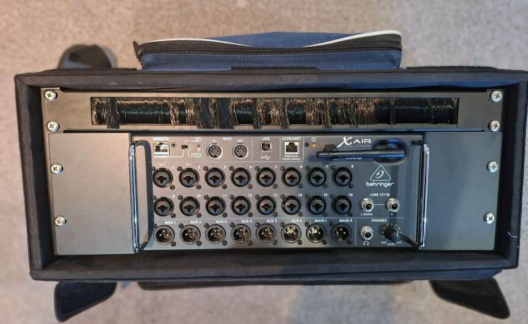 Behringer XR18 X Air Tablet-Controlled Rackmount Digital Mixer - carrying case + power supply