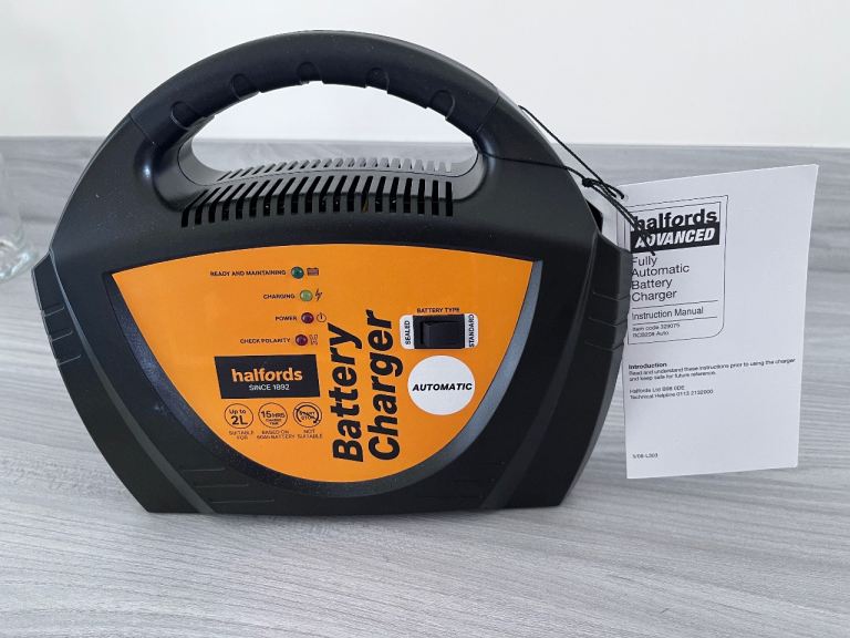 HALFORDS AUTOMATIC BATTERY CHARGER