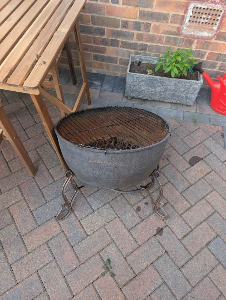 Broken fire pit / scrap metal (FREE)