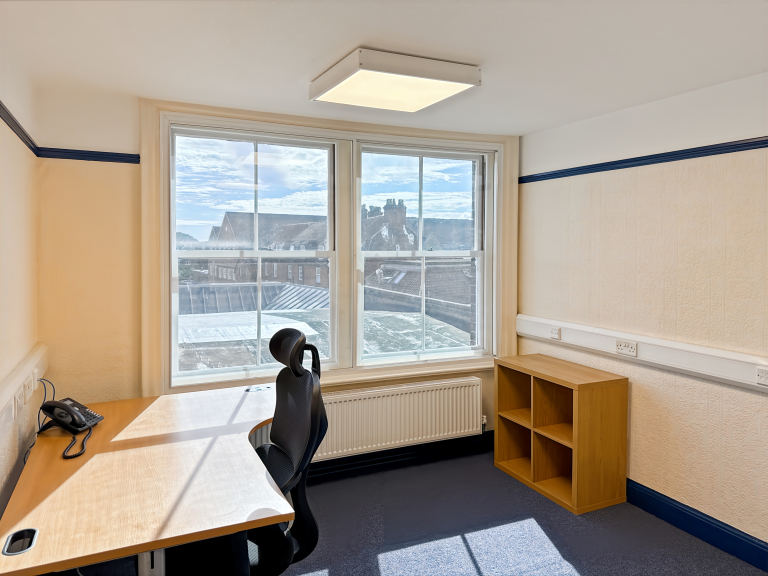 Great Yarmouth - NR301RR \ Move-In Ready Office Space with 3 Workstations