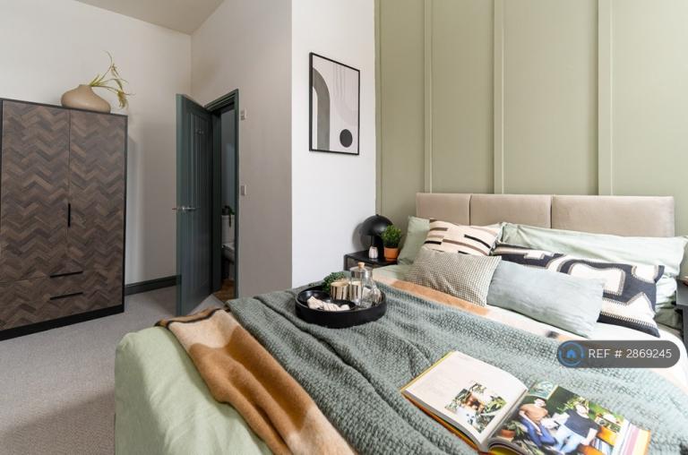 1 bedroom in Monmouth Avenue, Bury, BL9 (#2869245)