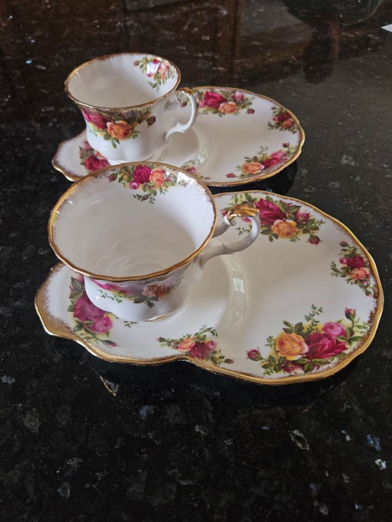 Teacup and hostess oval set - Old Country Roses