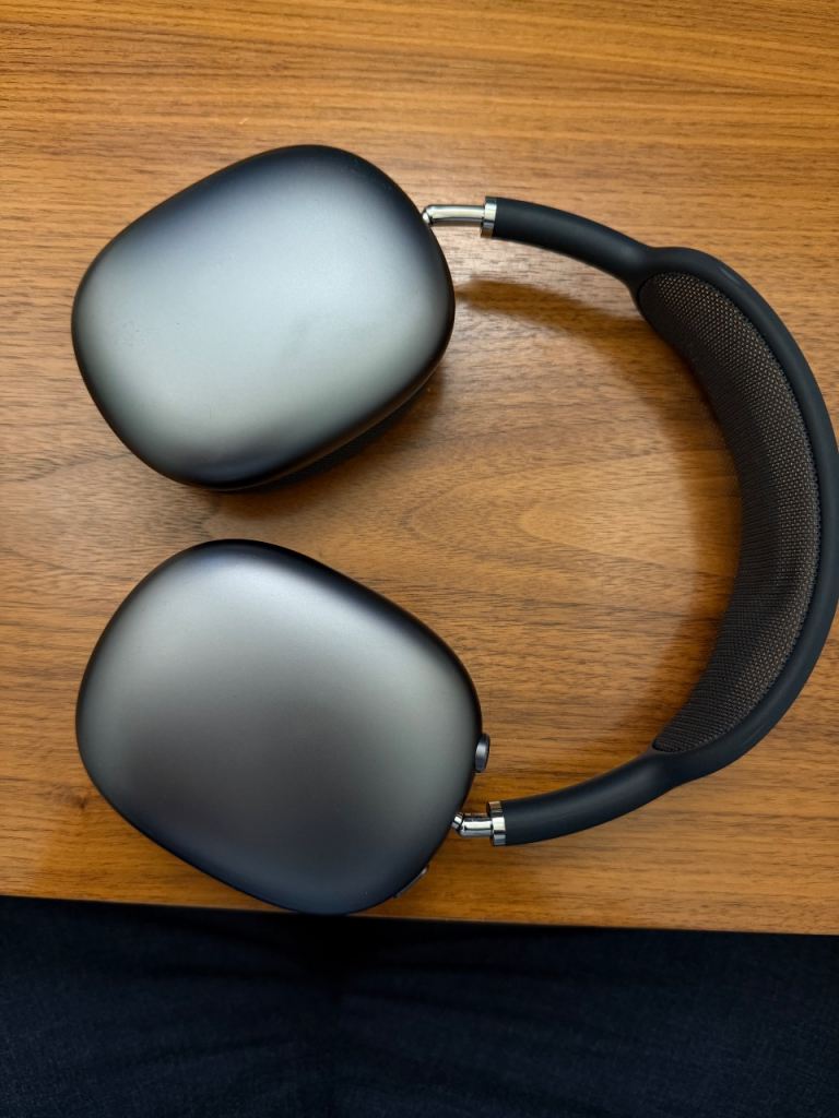 AirPods Max Lightning