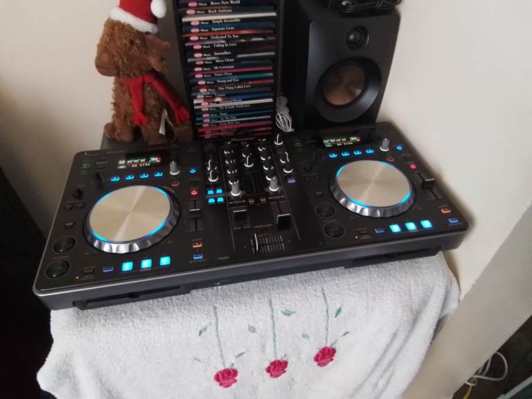 Hi have a pioneer dj xdjr1 for sale so inbox me back and twin cd usb  no time wast thank you 