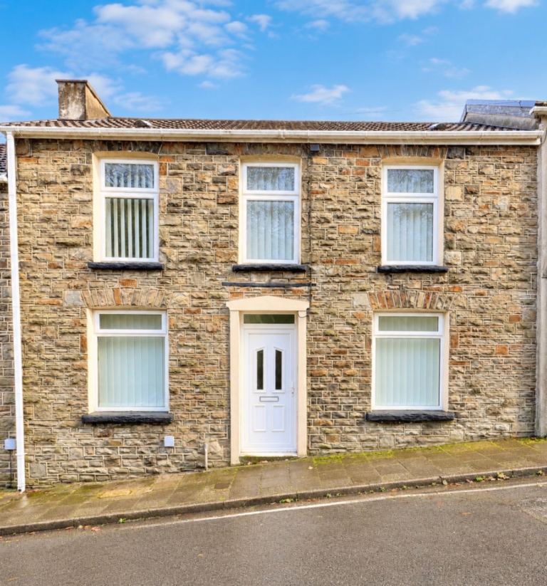3 bedroom - 1 bathroom - 2 living room Rental property Mountain Ash CF45