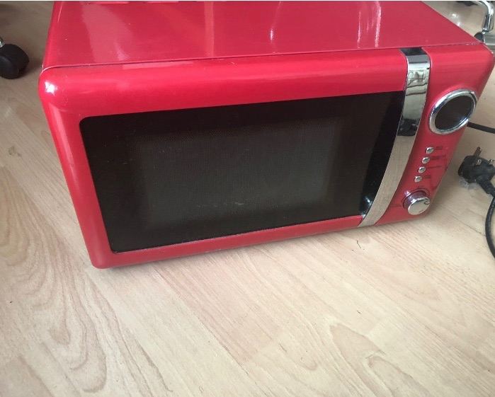Wilko Red Microwave Oven 20L – Good Condition