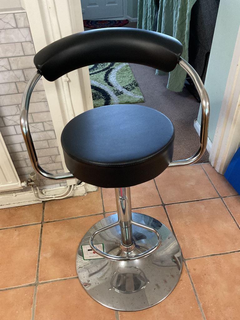 Adjustable bar stool