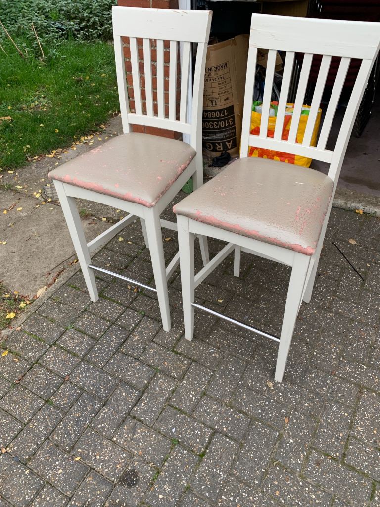 2 bar stools 