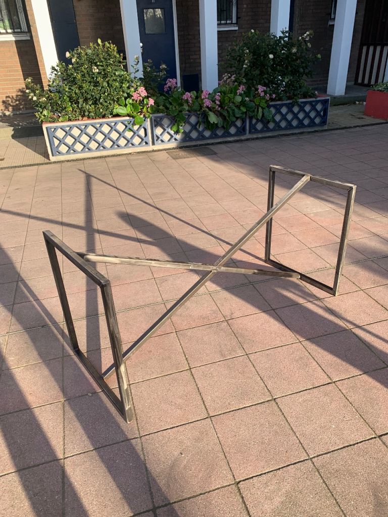 Metal table legs frame
