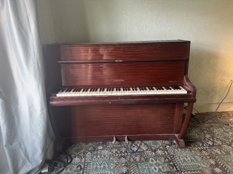 Upright piano 