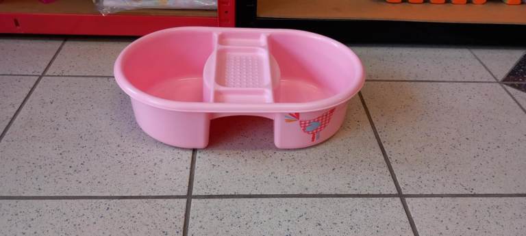 Babies top to tail wash oval bowl in pink
