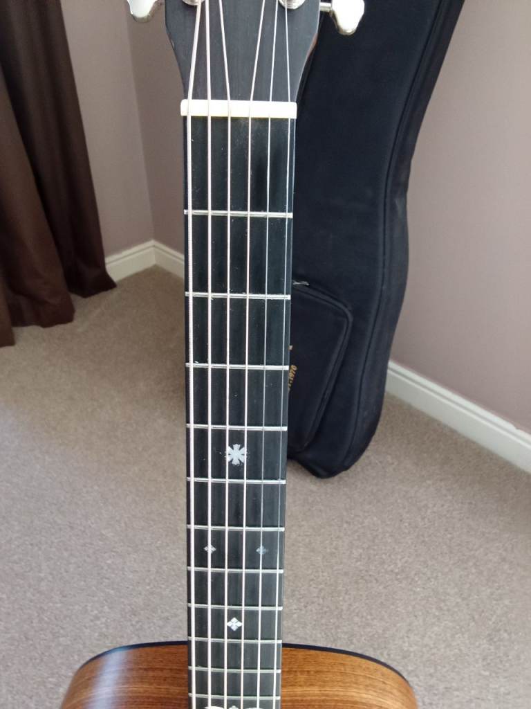 Electro acoustic Guitar with Black Soft Case – excellent Condition