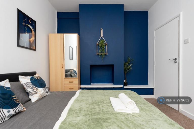 4 bedroom house in Orchard Road, Southsea, PO4 (4 bed) (#2979782)