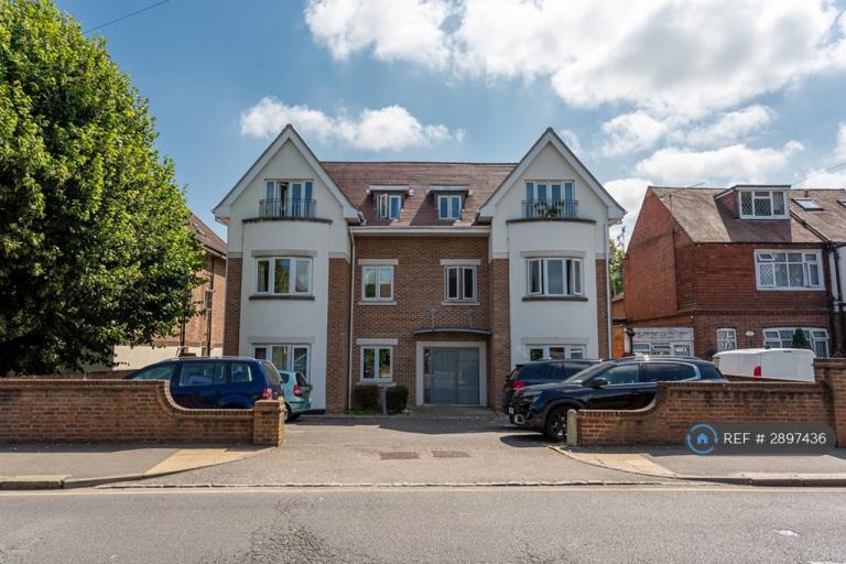 1 bedroom flat in Ladbroke Road, Redhill, RH1 (1 bed) (#2897436)