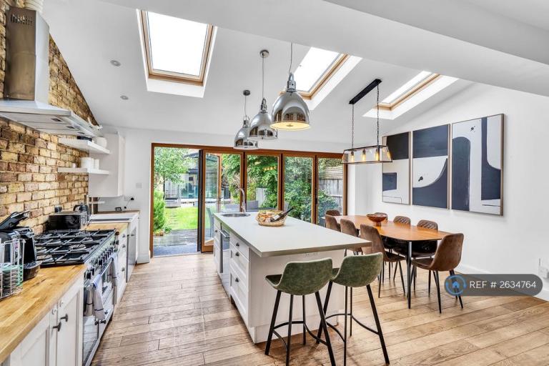 5 bedroom house in Aylward Road, London, SW20 (5 bed) (#2634764)