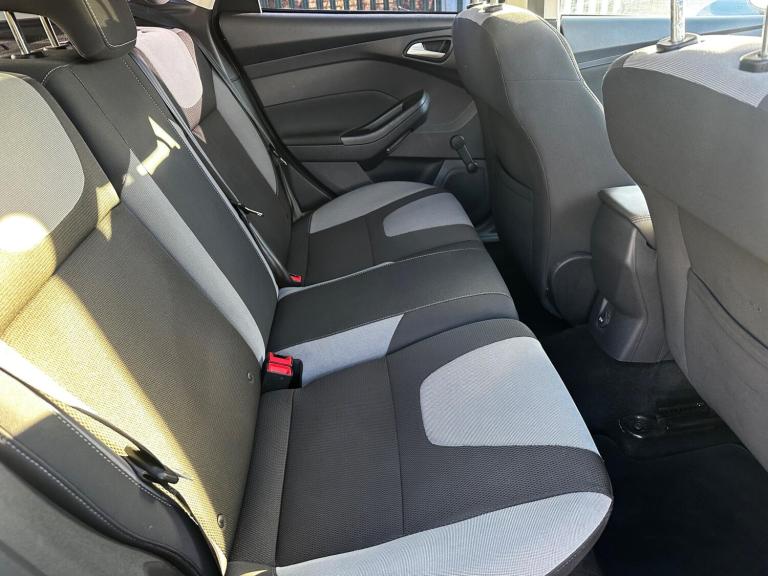 2011 Ford Focus 1.6 125 Zetec 5dr HATCHBACK PETROL Manual