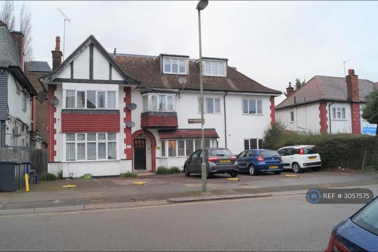 3 bedroom flat in Chesterfield Court, London, NW11 (3 bed) (#3057575)