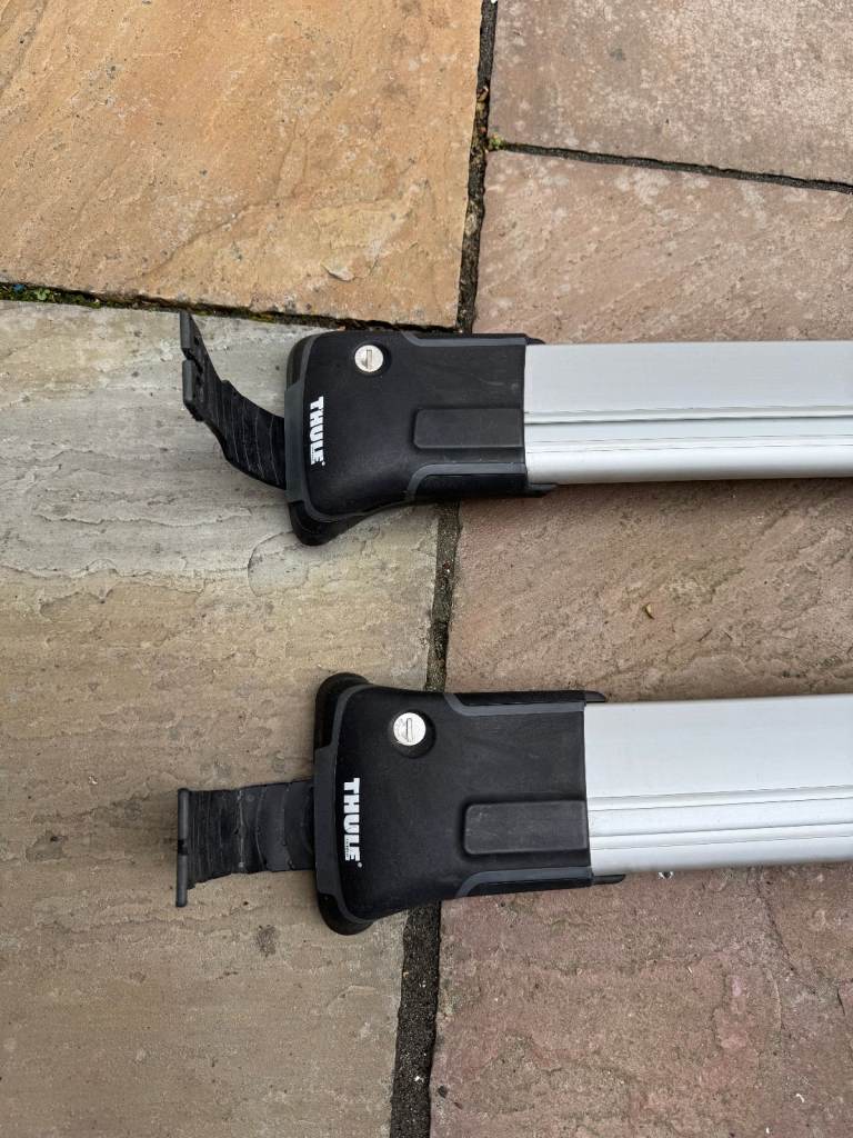  Thule WingBar Edge 9581 roof bars ( silver) fits Nissan Navara NP 300 Double Cab (2016 onwards)