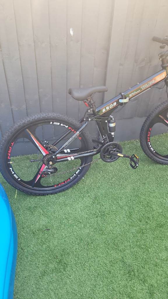 Black Folding Mountain Bike with Red Accents – Good Condition