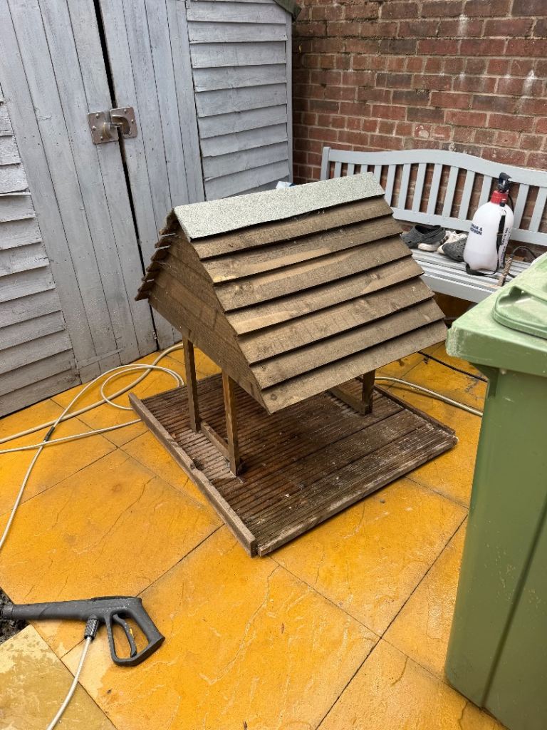 Poultry feeding station food dry