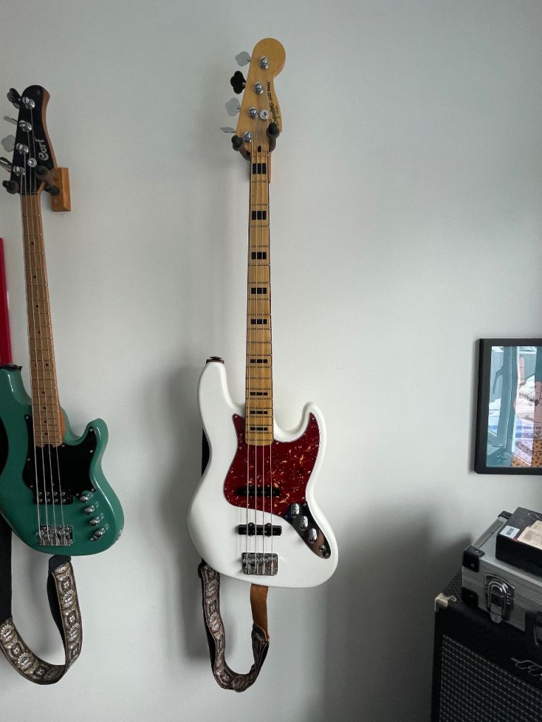 Fender Jazz Bass – White with Red Tortoise Pickguard