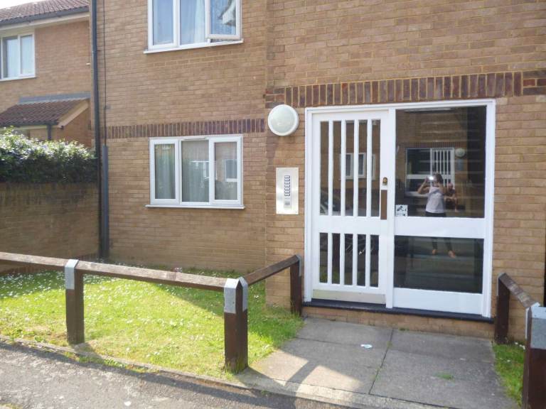 1 bed purpose built second floor flat in Chatham