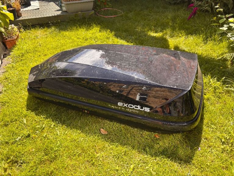 Exodus 470l roof box - slight damage