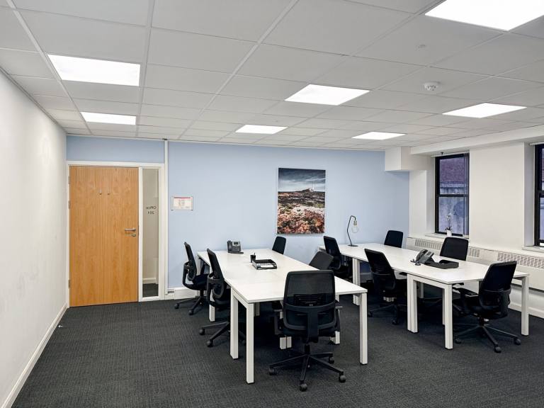 Newcastle - NE1 1EE \ Private Office Rental with a 5-Desk Setup