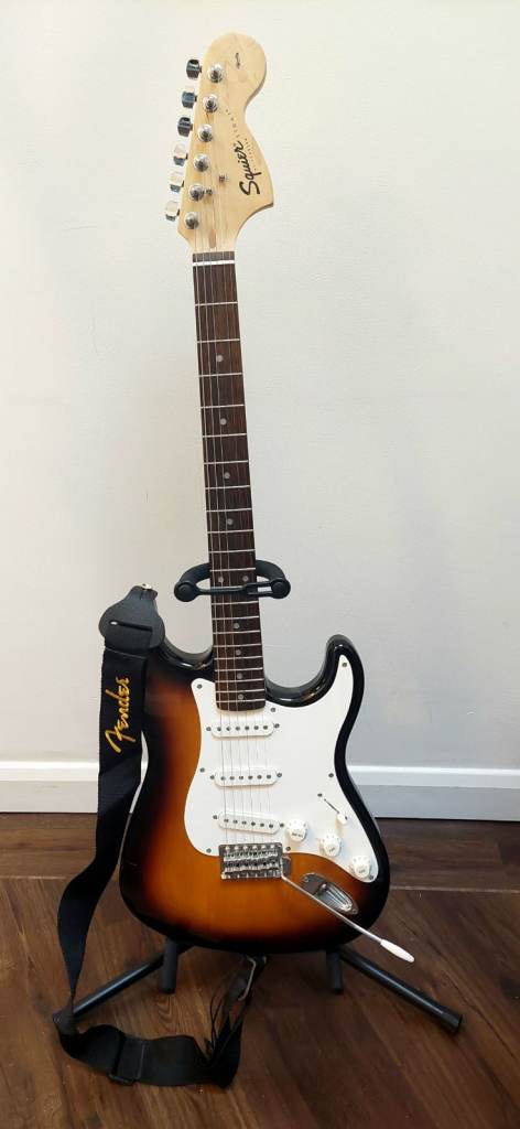 Squier by Fender Affinity Stratocaster Electric Guitar Sunburst 2001 + Strap + Gig Bag + Strings
