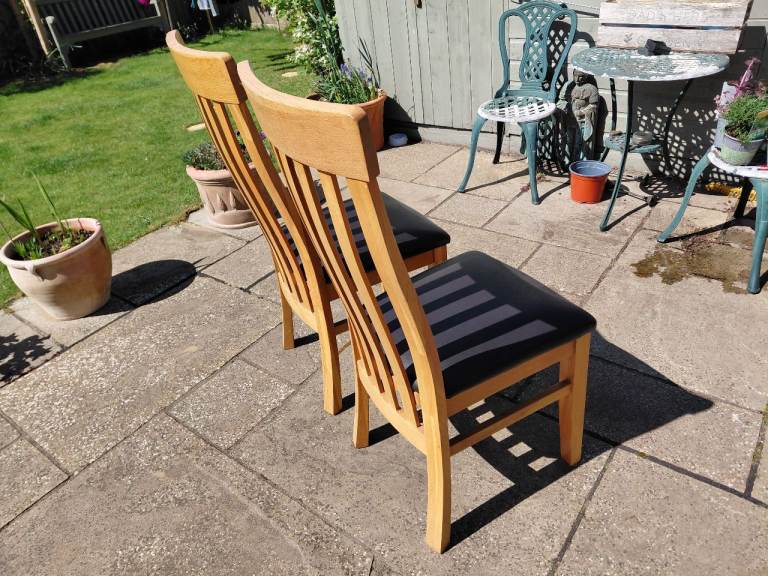 Set of 8 solid oak dinning chairs