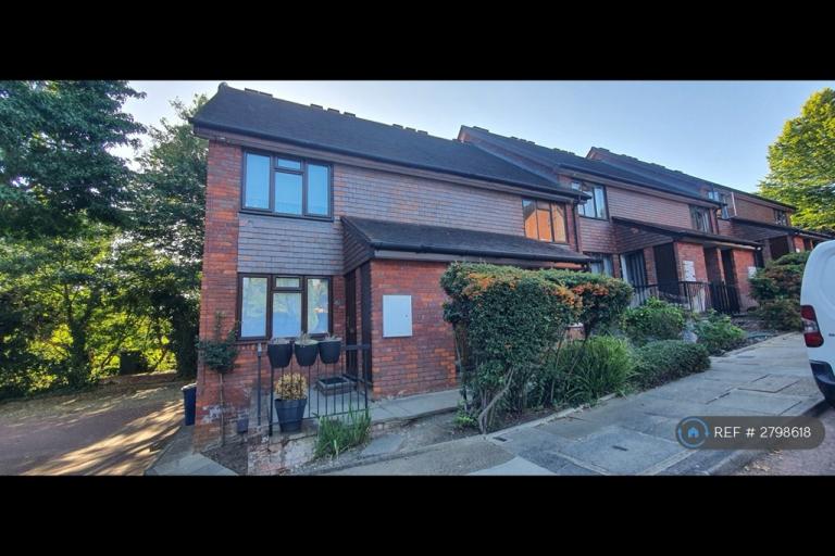 1 bedroom flat in Torrington Park, London, N12 (1 bed) (#2798618)