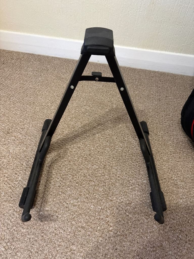 Electric guitar, small amp and accessories